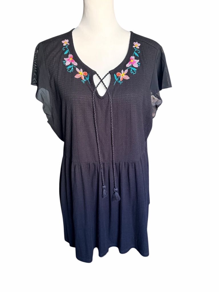 Torrid Black Short-Sleeve Embroidered V-Neck Tunic With Tassels Size 2